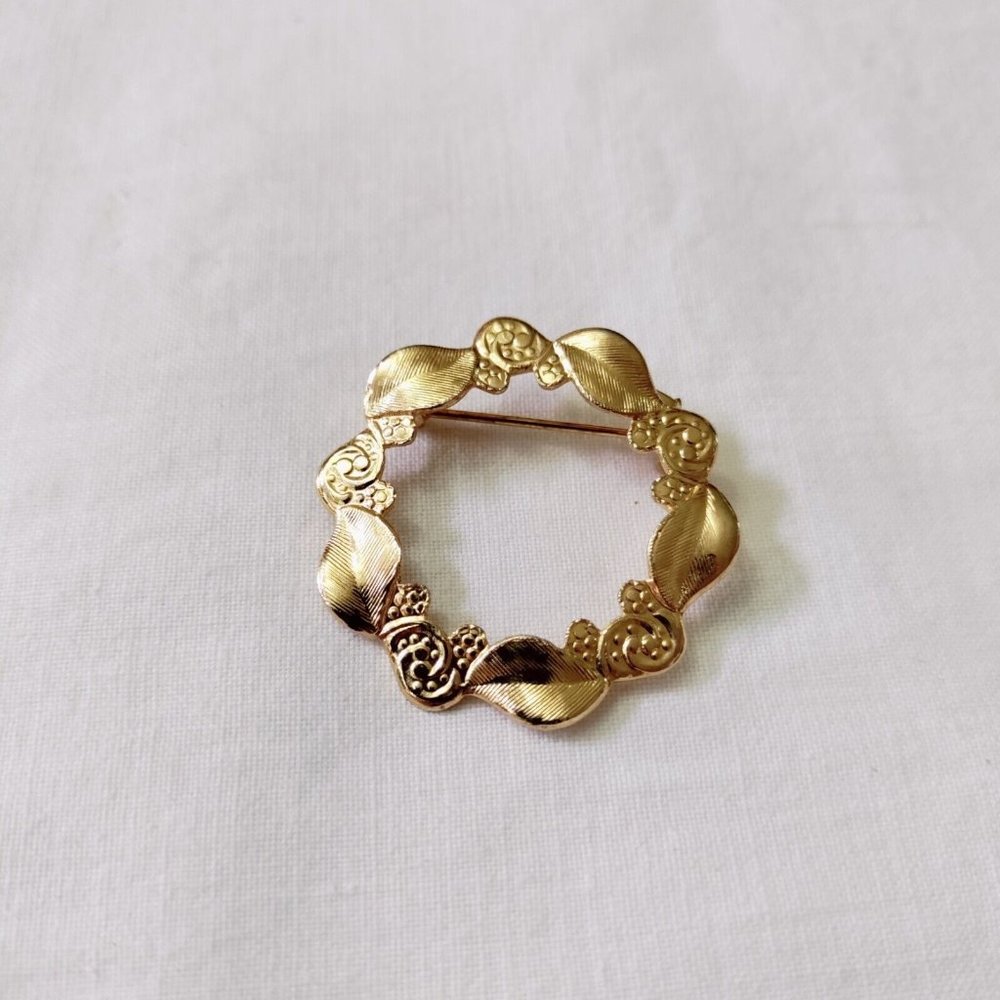 4/$20Vintage Gold Tone Wreath Brooch Pin Twisted Ribbon Simple Christmas Holiday